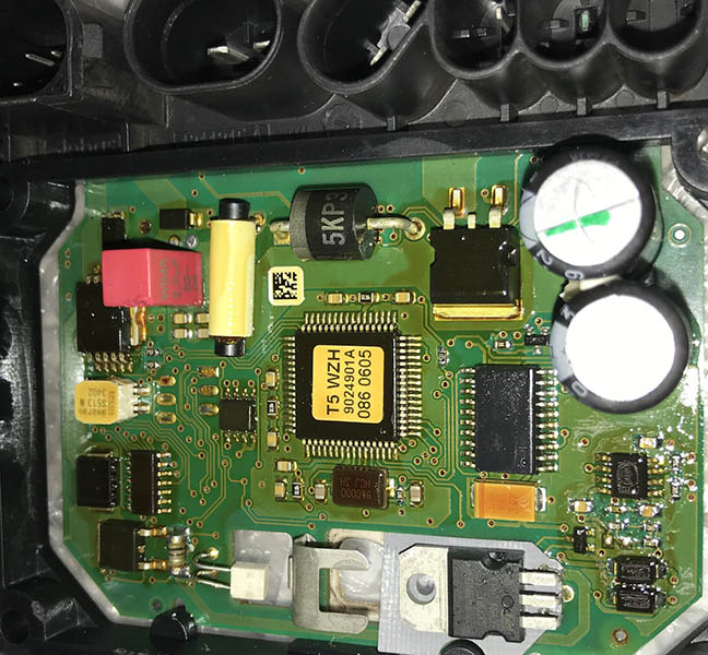 Плата керування Webasto Audi Q7 під мікроскопом